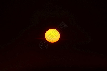 户外颜色日出暗落天空中的橙色太阳图片