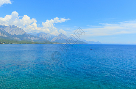 假期旅游美丽的蓝海在安塔利亚有山和游艇蓝色的图片