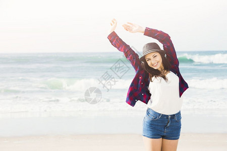 一个快乐女孩的假象享受海滩上的日子帽春天旅行图片
