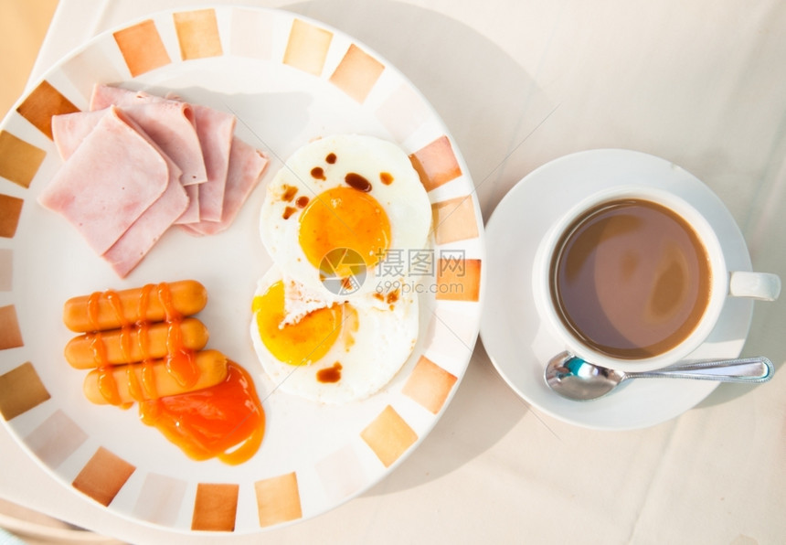 餐厅桌子早香肠火腿和鸡蛋在一大盘早餐菜中供应午图片