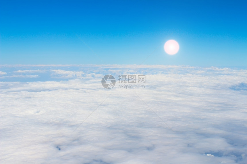 灰蒙美丽高的云天空图片