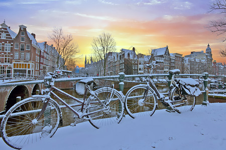 水荷兰冬天从阿姆斯特丹到日落的寒冬城市风景下雪的户外图片