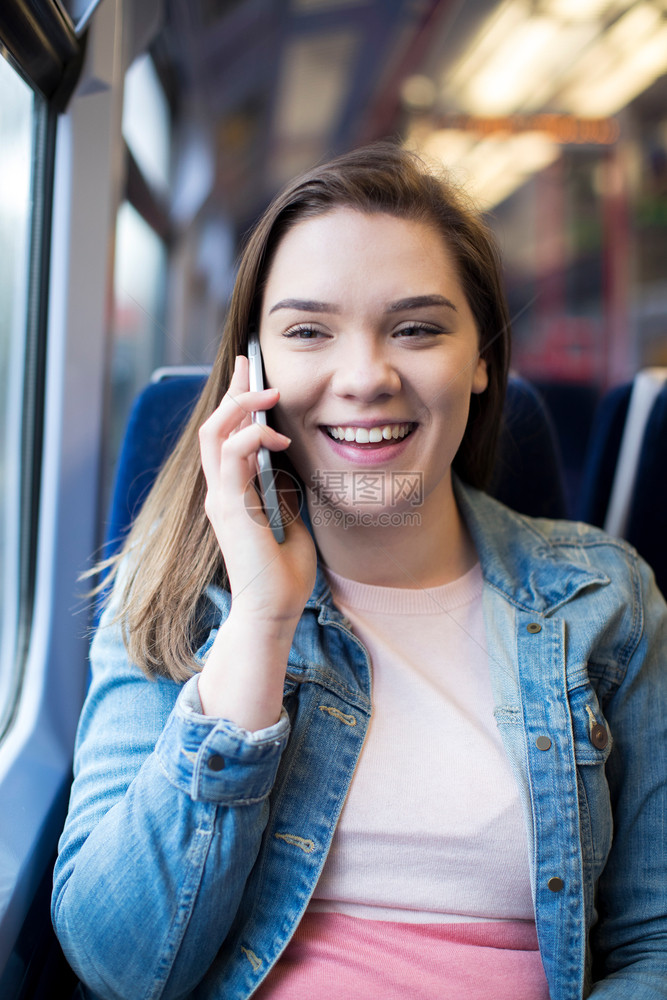 通勤者青年女子在火车旅程中用移动电话交谈称呼铁路图片