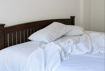 树床单白色卧室未制床位的清晨景白色卧室未制床位的清晨景家具图片
