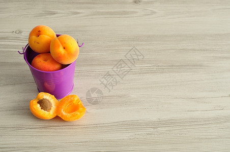 可口桶里装满了杏子旁边一个饮食素主义者图片