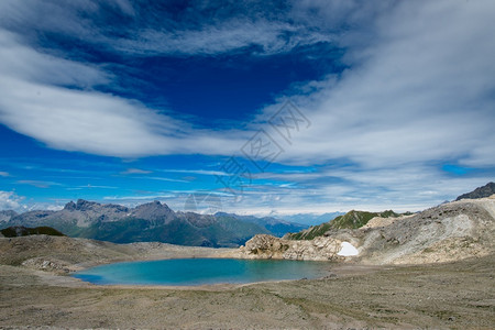 旅游溪流沉默高山蓝湖图片