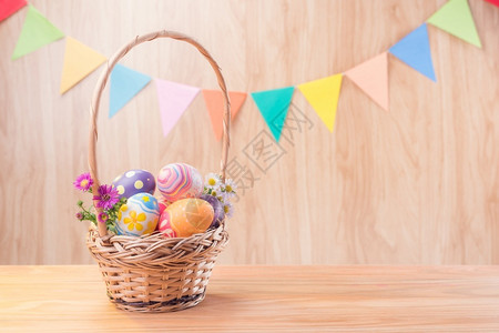 手绘三角彩旗篮子中的复活节彩蛋背景