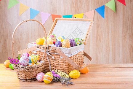 彩色节日旗帜复活节彩蛋和野餐篮背景