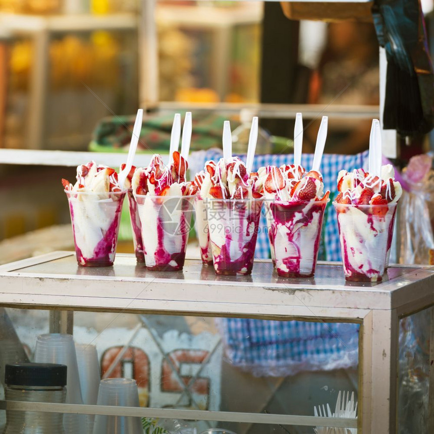 在瓜地马拉销售市集的草莓和奶油甜点美味的一顿饭公平图片