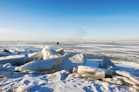 旅游冷冻寒的俄国圣彼得堡芬兰湾冰面上的渔民们俄罗斯圣彼得堡图片