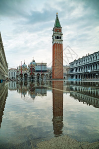 正方形拱早上在意大利威尼斯的圣马可广场钟图片