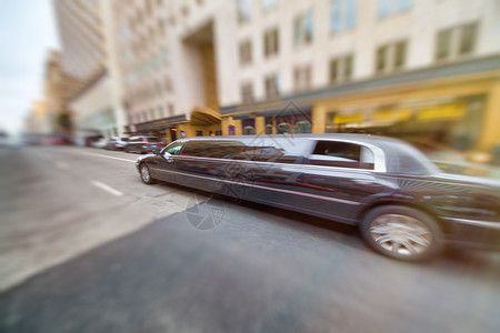 LongLolmousine在市街上加速行驶发动机车镇图片
