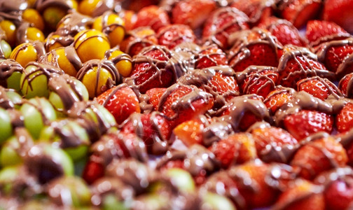 茶点葡萄草莓和叶的新鲜水果甜点蘸美食图片
