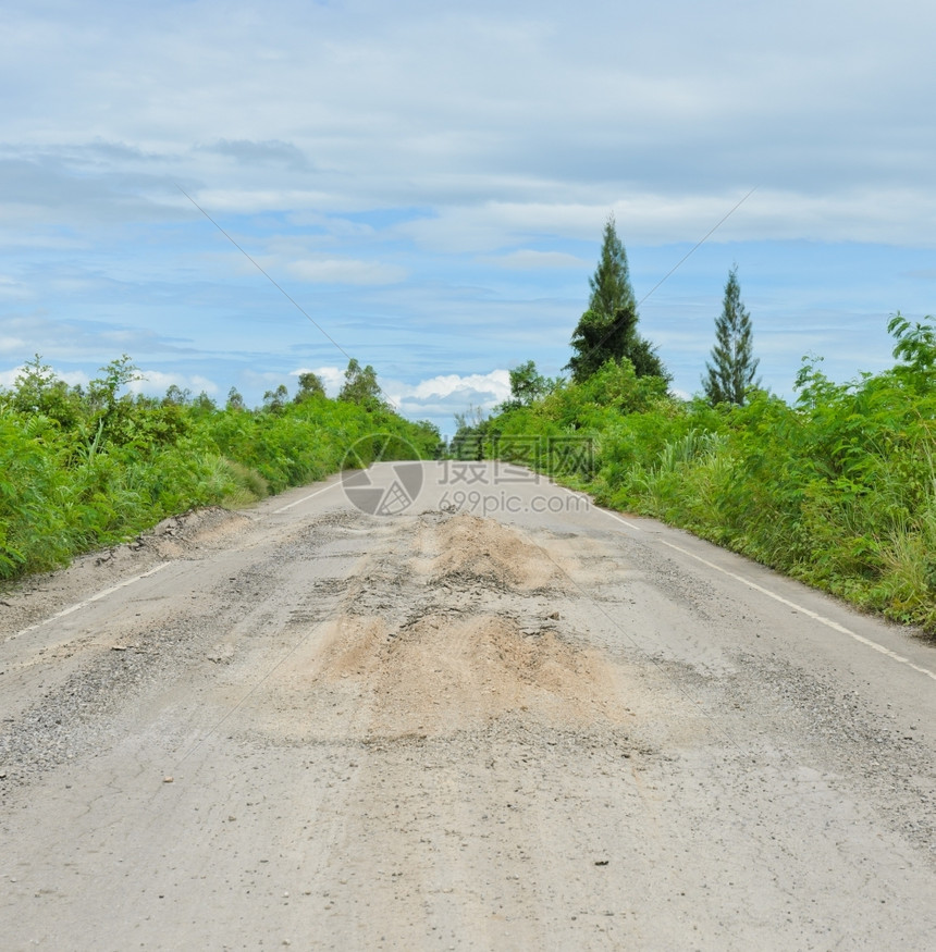 破裂的沥青乡下公路损害泰国坏的