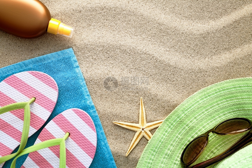 翻牌桑迪海滩背景毛巾翻滚帽子太阳眼镜日光油和海星夏季概念热带丰富多彩的图片