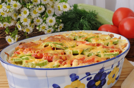 番茄和西红柿的意大利面酱加黄瓜健康起司盘子图片