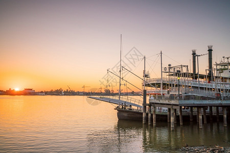 新奥尔良罗西亚密比河的新奥尔良轮船暮游客图片