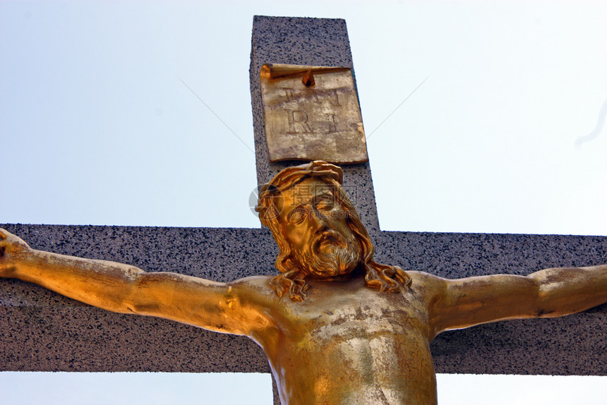 基督被钉死在上帝的象征永恒的爱雕塑祈祷老图片