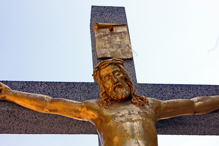 耶稣在十字架上基督被钉死在上帝的象征永恒的爱雕塑祈祷老背景