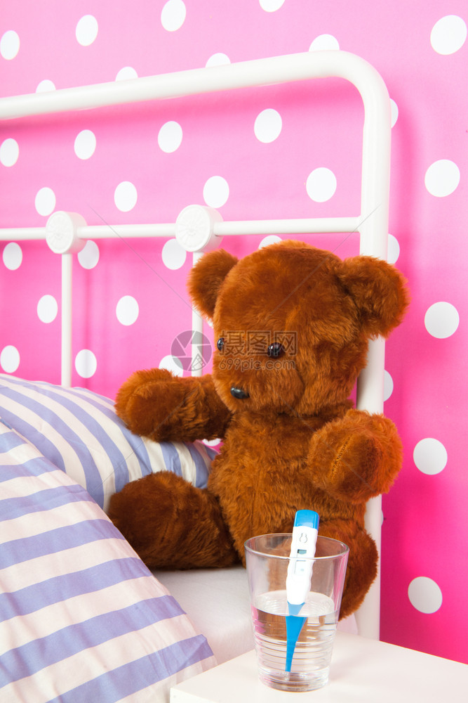 生病的带有粉色壁纸和填充熊的女孩卧室悲伤内的图片