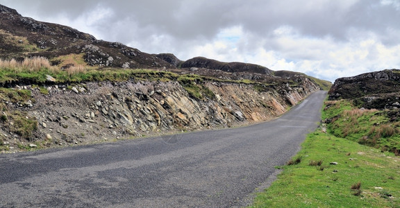 爱尔兰人滑动岩石爱尔兰Donegal县Slieve联盟裂谷附近公路图片