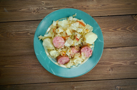 蔬菜慕尼黑啤酒节炖香肠和土豆典型的德国巴伐利亚产品健康小牛肉图片