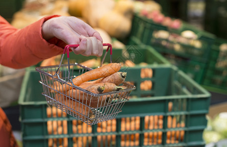 农场素食主义者维他命在超市蔬菜买胡萝卜在商店里买图片