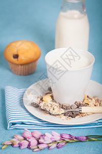 健康营养配有新鲜牛奶和巧克力松饼白色的干净饮食图片
