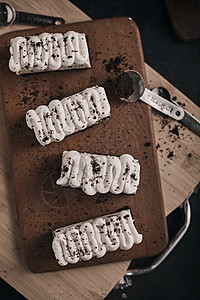 奶油黑背景的自制奶酪蛋糕黑背景的自制芝士蛋糕甜的美味图片