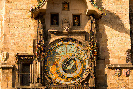 数据古老的天文钟在旧市政厅的古代时钟上一小感动数字古代天文学钟声古代天文学钟声正方形著名的背景图片