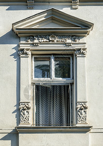 具体的城市晴天乌克兰利沃夫用浅浮雕灰色旧建筑装饰的开窗图片