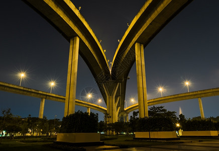 运输联系路夜间照明桥的建筑结构灯明图片