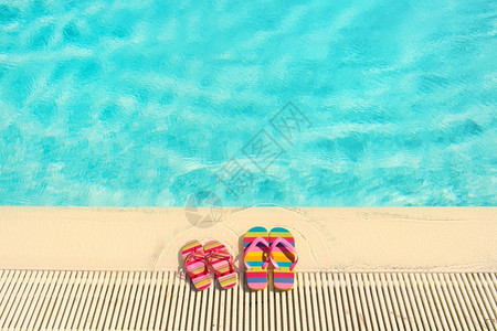 旅游泳池的多彩条纹拖鞋图片