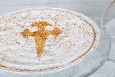 圣地亚哥美味的杏仁蛋糕手工制作配有新鲜原料小吃葡萄酒西班牙图片