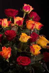 一种丰富多彩的束美丽安排鲜红和黄玫瑰花束店图片