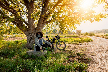 坐着自由封锁男人在野外戴科面罩脚踏自行车在西班牙被共生19岁时降温图片