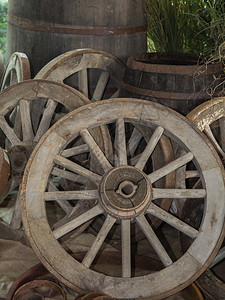 乡村仿古木制战车轮组室内仿古木制战车轮组室内的锈图片