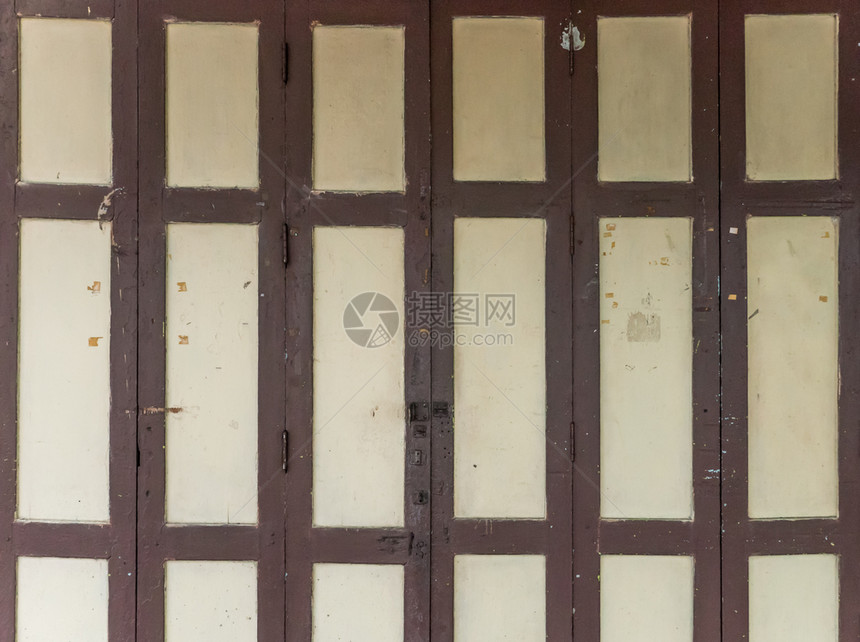 复古的优质框架农村地区旧建筑的脏污点装有木制折叠门图片