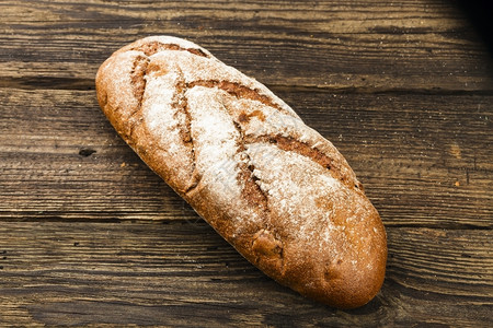 法国面包脆皮谷物黑暗背景上的新鲜白面包图片