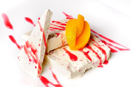 半freddo意大利风格的冰淇淋配有罐头水果杏子和甜酱营养奶油的寒冷图片