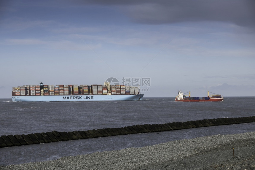 港口集装箱船MaerskSalahlah和一艘小船在LeMaasvlakte港入口处准备转储乐过境图片