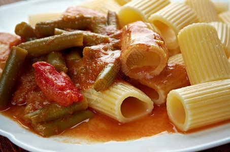 里加托尼意大利食品面加青豆和番茄酱橄榄子图片
