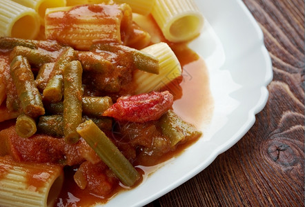 盘子传统的里加托尼意大利食品面加青豆和番茄酱图片