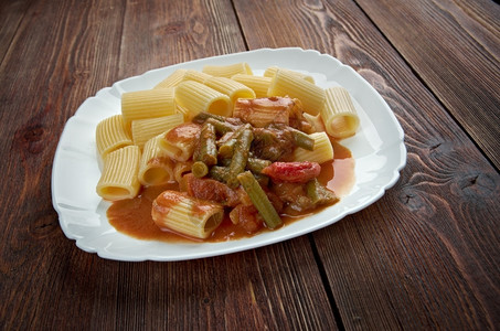桌子传统的里加托尼意大利食品面加青豆和番茄酱图片