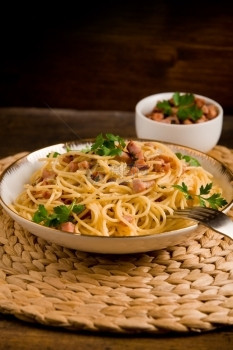 罗马滚动区域美味的意大利面配培根和鸡蛋木桌上叫阿拉卡马图片