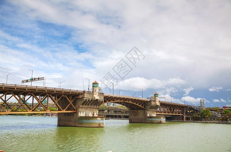 俄勒冈州波特兰的伯恩赛边桥吊春天烧威拉米特高清图片素材