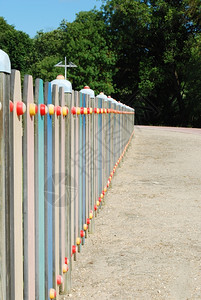 户外假期城市公园的美丽和彩色围栏图片
