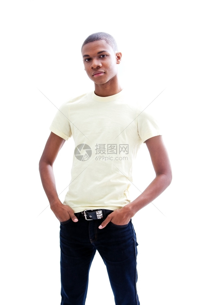 哈基又身着黄衬衫和手在牛仔裤口袋中的非洲男子与世隔绝年轻的英俊图片