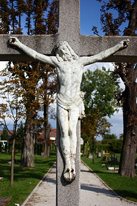 耶稣在十字架上基督把一个古老的钉在水泥上受难像复活信仰背景