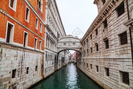旅行地标总督日出时意大利威尼斯的叹息桥图片